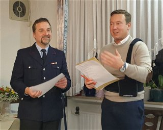 Andreas Kirchner (links) erhält Anerkennungprämie für 30 Jahre Aktivendienst  in der Feuerwehr