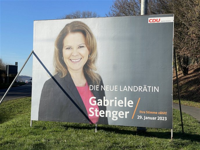 Auf dem Wahlplakat von Gabriele Stenger ist auch ein Logo ihrer Partei, der CDU