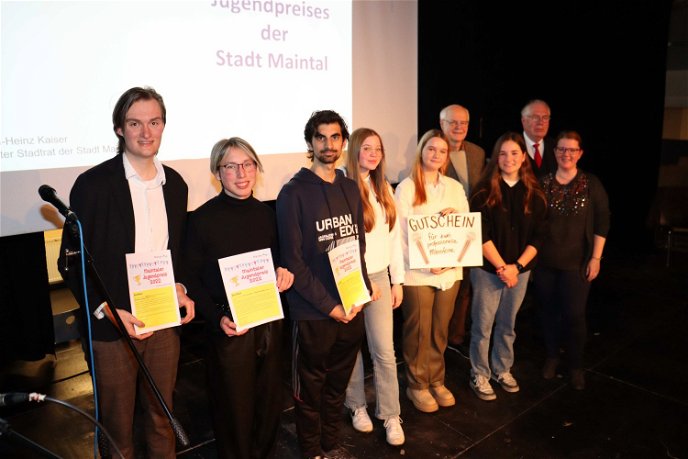 Der Jugendpreis 2022 der Stadt Maintal ging in diesem Jahr an Philipp Hees (links) und das Junge Theater Wachenbuchen. Mit einem Sonderpreis wurden Schüler*innen der zehnten Klassen des Einsteingymnasiums ausgezeichnet.