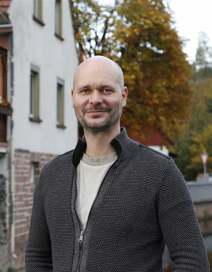 Er kann es selbst kaum glauben: Victor Röder ist frisch gewählter Bürgermeister im Jossgrund - Foto: Rahel Welsen