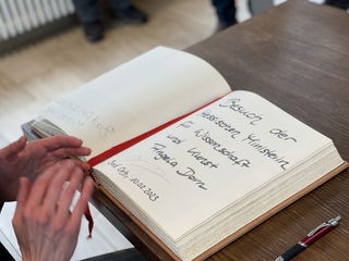 Tada - da ist die Unterschrift von Ministerin Dorn