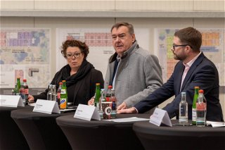 Erste Kreisbeigeordnete Susanne Simmler, Hanaus Oberbürgermeister Claus Kaminsky und Landrat Thorsten Stolz (v.li.).