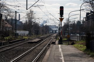 Auch Bahn- und Busverkehr sind von der Evakuierung und Sperrung im Sicherheitsradius betroffen. Züge verkehren nur bis zum Bahnhof Hanau-Nord.