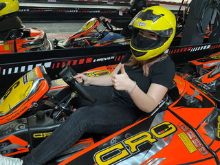 Er hat für seine Mädels komplett die Indoor-Kartbahn E-Drenalin in Langenselbold gemietet.
