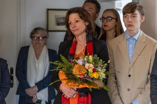 Blumen gab's von Bruchköbels Bürgermeisterin Sylvia Braun.