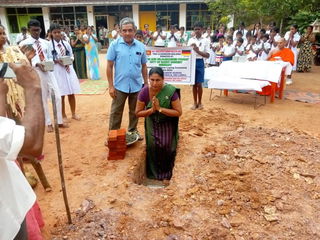 Bei der Grundsteinlegung für ein neues Schulgebäude der Kalawila-Junior-School durch die Schulleiterin Mrs. Hettiarachchi und dem Koordinator der Hilfe für Beruwala, Mr. Irsan.