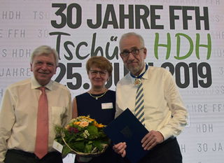 2019 wurde Hans-Dieter Hillmoth von Hessens Ex-Ministerpräsident Volker Bouffier (CDU) mit dem Hessischen Verdienstorden ausgezeichnet. Mit im Bild: Hillmoths Ehefrau Ursula. Foto: picture alliance / Bernd Kammerer