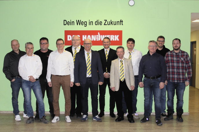 Der neue Vorstand der Innung für Elektro- und Informationstechnik Main-Kinzig um den neuen Obermeister Mike Lorenz (vordere Reihe, 3. von links)