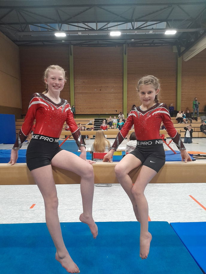 Pauline und Nele in Vorbereitung auf den Schwebebalken