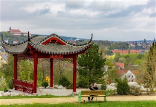 KulturGarten: Blick auf den chinesischen Pavillon. Dahinter öffnet sich ein toller Blick auf den Frauenberg. Foto: Marius Auth