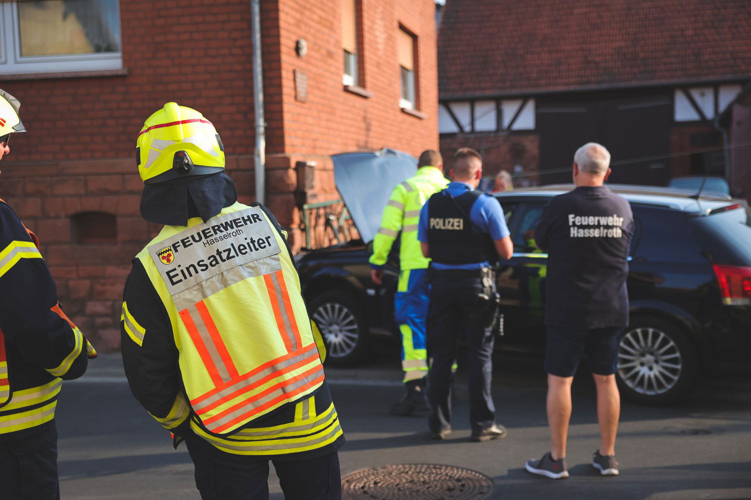 Hasselroth: Auto Kracht Gegen Hauswand - Zwei Personen Verletzt