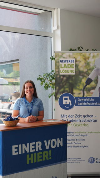 Im Foyer des Spessart Forums konnten sich Interessierte an Infoständen rund um Elektromobilität und Transformation informieren.