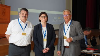 Kreisbeigeordneter Winfried Ottmann (rechts) und Walter Dreßbach, Leiter des Referates für Wirtschaft, Arbeit und digitale Infrastruktur, Dr. Christa Larsen, Leitung des Instituts für Wirtschaft, Arbeit und Kultur der Goethe-Universität in Frankfurt.