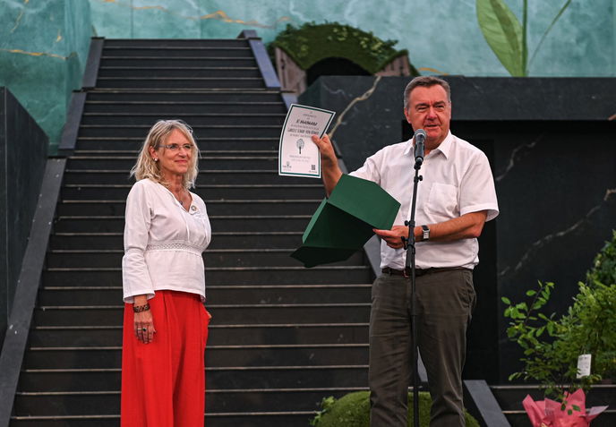 Am Ende der Veranstaltung wurde Gabriele Schaar-von Römer, die langjährige Leiterin des Umweltzentrums Hanau, von Oberbürgermeister Claus Kaminsky in den Ruhestand verabschiedet. 