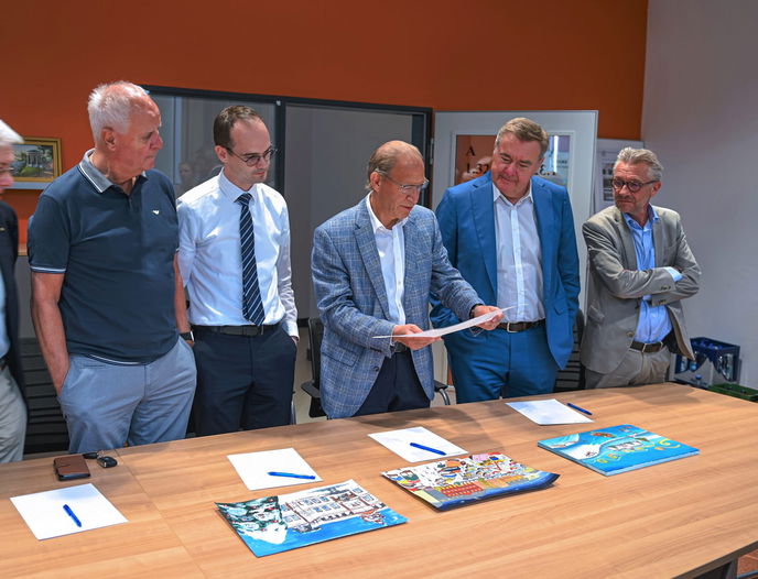 Beim Treffen in der Karl-Rehbein-Schule hatten OB Kaminsky und die Lions-Herren sowie Hülya Günel von der Hanau Marketing GmbH, die schwere Aufgabe unter verschiedenen Kunstwerken zu wählen.  - Foto: Stadt Hanau/Moritz Göbel