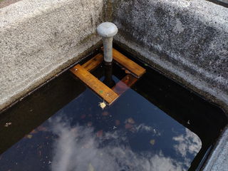 In den Wasserentnahmestellen auf den Friedhöfen befinden sich so genannte Schwimmer, die Vögeln das gefahrlose Trinken ermöglichen. 