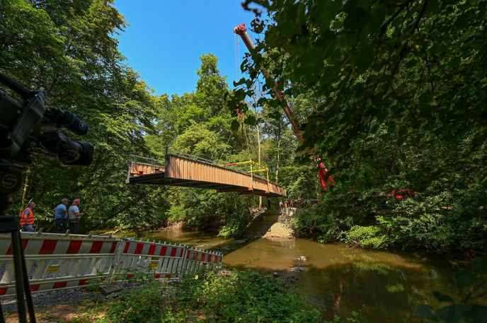 Eine Woche vor der Eröffnung wurde die rund 26 Tonnen schwere Brücke per Schwerlastkran eingehoben. - Foto: Stadt Hanau/Moritz Göbel