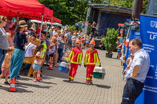 Die Kinderfeuerwehr bei ihrer Modenschau am Tag der offenen Tür.