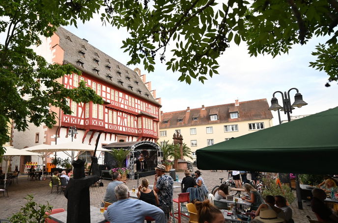 Den Auftakt zum Wochenende liefert bereits am Donnerstag, 27. Juli, die Reihe Abendgold auf dem Altstädter Markt.  - Foto: Stadt Hanau/Moritz Göbel