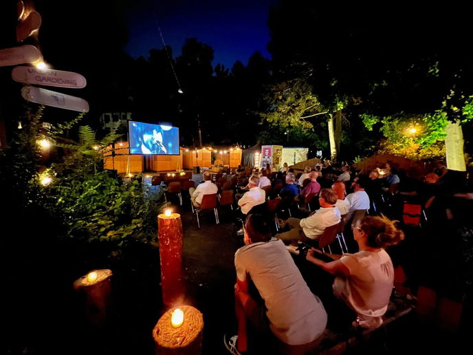 Open-Air-Kino: An allen Dienstagen im August ab jeweils 18 Uhr ist es im Fronhof am Schlossplatz geöffnet.