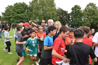 Zahlreiche Kinder belagern die DFB-Legende