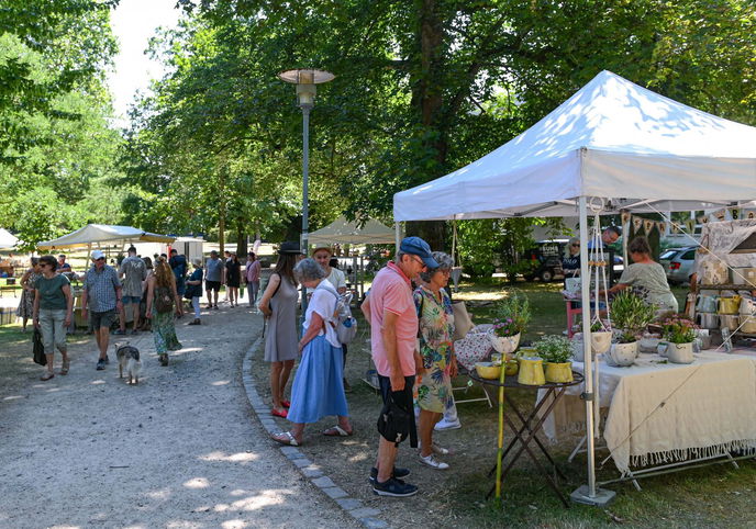 Im Schlossgarten präsentieren am Samstag und Sontag (12. und 13. August) Kunsthandwerkerinnen und Kunsthandwerker ihre Arbeiten. 