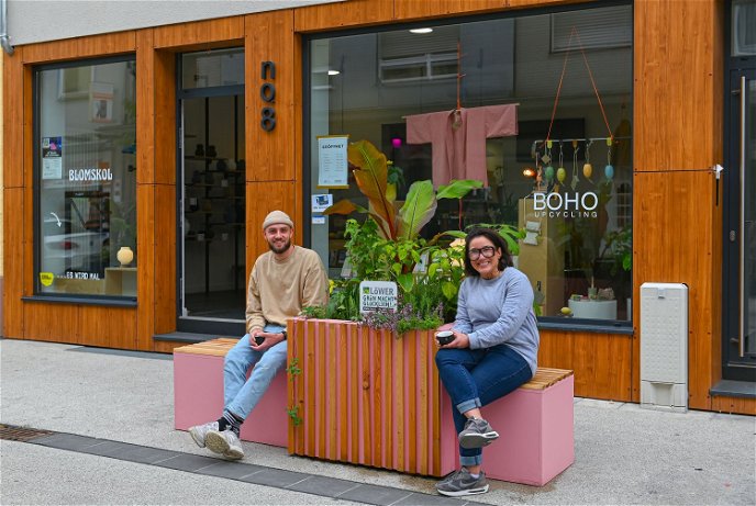 Komplizen in und für die Hanauer Innenstadt: Paul Lagier (Blomskol 3D Druck) und Meltem Albayrak (BOHO Upcycling Design), die den Pop-up-Store No. 8 in der Lindenstraße betreiben. 