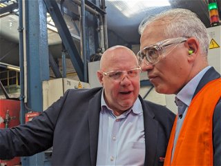 Der CEO der Vacuumschmelze gemeinsam mit Hessens Wirtschaftsminister Al-Wazir (v.l.n.r.)