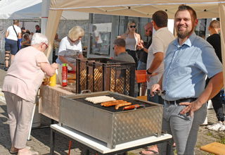 Sinntals Bürgermeister Thomas Henfling ließ es sich nicht nehmen, selbst am Grill zu schwitzen und Bratwürstchen zu braten.