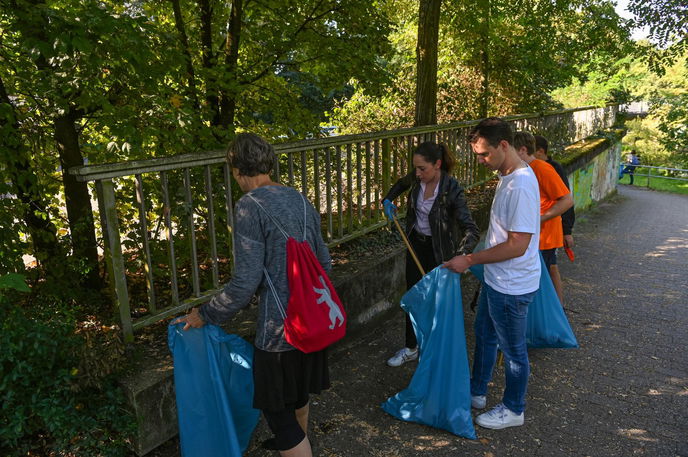 Stadträtin Isabelle Hemsley (Mitte) begrüßte nicht nur die Teilnehmenden des World Cleanup Days, sondern packte anschließend auch selbst mit an.