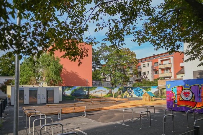 Für Kinder stehen auf dem neu gestalteten Platz Balancierbalken, ein Spielhäuschen sowie verschiedene Kletterelemente zur Verfügung. 