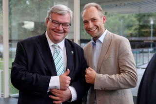 Bürgermeister Tobias Weisbecker und Steffen Kempa (rechts) 