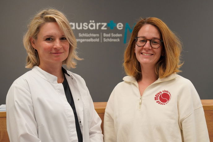 Zuzana Zimmermann (links) und Isabell Freund von Hausärzte MKK bieten ab sofort Impfungen gegen Influenza und Corona an. - Foto: Bensing & Reith