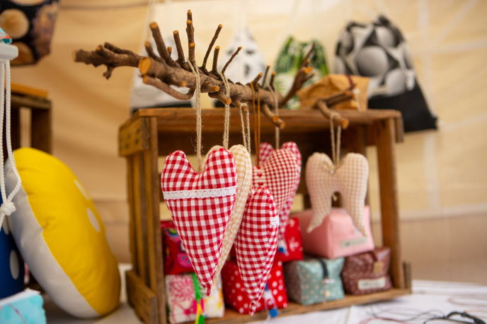 Auf dem Kreativmarkt vereinen sich regelmäßig Handwerks- und Hobbykunst und bieten die unterschiedlichsten Dinge, wie Schmuck, Deko, Kindersachen, Mode, Accessoires, Kulinarik und vieles mehr an. - Foto: Hanau Marketing GmbH