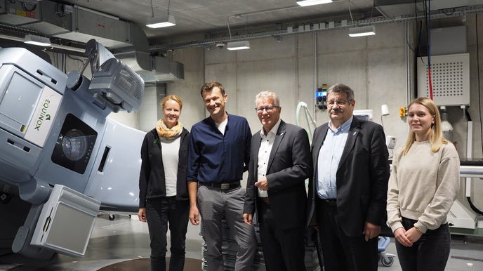 Kreisbeigeordneter Winfried Ottmann (Mi.), Walter Dreßbach (2.v.re.), Leiter des Referats für Wirtschaft, Arbeit und digitale Infrastruktur, Dr. Alena Soukup (li.), Dr. Jan Kuntz (2.v.li.), Leiter des Strahlenzentrums, und Studentin Vanessa Bauer. - Foto: MKK-Pressestelle