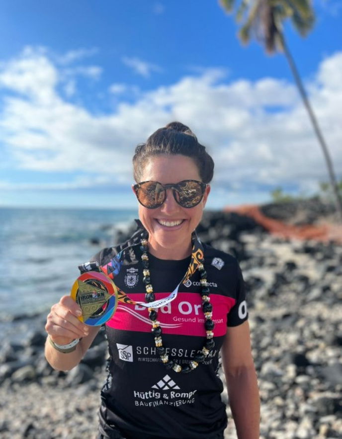 Nadine Schmidt aus dem zweiten Bad Orber Damenteam war als Altersklassenathletin nach Jansen gestartet und erreichte freudestrahlend das Ziel nach 11:09,46 Stunden.