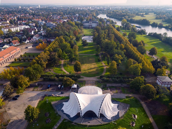 Das an prominenter Stelle am westlichen Ende des Schlossparks des Schlosses Philippsruhe gelegene Amphitheater wurde winterfest gemacht. Das Dach wurde entsprechend zurückgebaut und eingelagert.