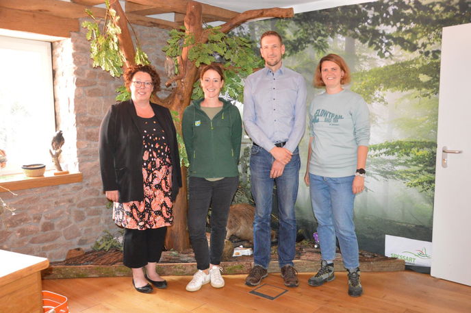 Susanne Simmler (l.), Vorsitzende und Annika Ludwig (r.), Geschäftsführerin des Naturpark Hessischer Spessart mit den Qualitäts-Scouts Michaela Kahl, stellvertretende Geschäftsführerin Naturpark Neckartal-Odenwald und Holger Wegner.