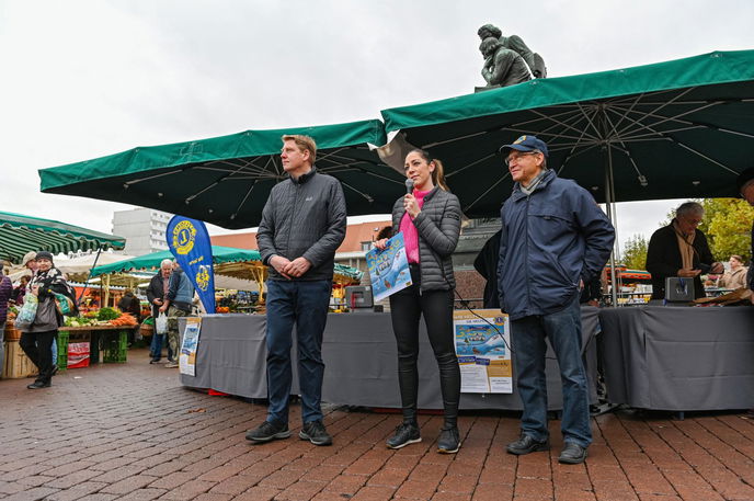 Stadträtin Isabelle Hemsley (Mitte) hat gemeinsam mit den Lions-Club-Vertretern Helge Messner (links) und Reinhard Hühn (rechts) den Verkauf des diesjährigen Hanauer Adventskalenders eingeläutet. 