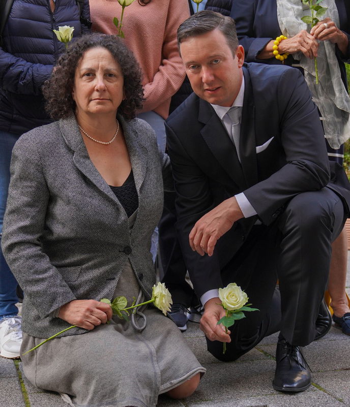 Nobelpreisträgerin Erica Frank während ihres Besuches mit Bürgermeister Matthias Möller.