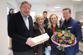 Bürgermeister Matthias Möller (parteilos, rechts) gratulierte Bauherr Carsten Kulbe (links) und dessen Familie zu dem gelungenen Bauvorhaben. Foto