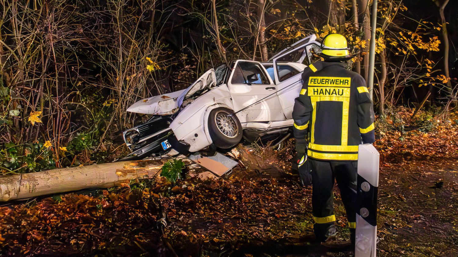 Auto Kracht Gegen Baum Fahrer Schwer Verletzt 9760