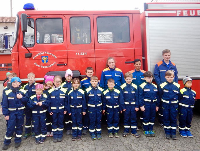 Die bereits bestehende Kinderfeuerwehr Niederzell zu Besuch am Stützpunkt der Innenstadtwehr.