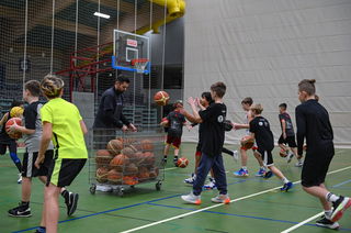 Basketbälle gehören in den Korb – und nach dem Training wieder in die Bälle-Box, auch darum kümmern sich Trainer, wie hier Basketball-Weltmeister Sebastian Gleim. 