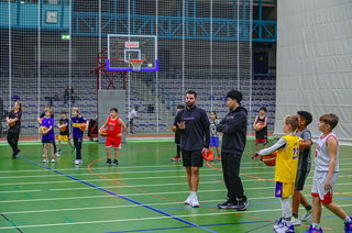 Basketball-Weltmeister Sebastian Gleim trainierte die U12 der TG Hanau, gab den Nachwuchs-Basketballerinnen und Basketballern Tipps weiter. 