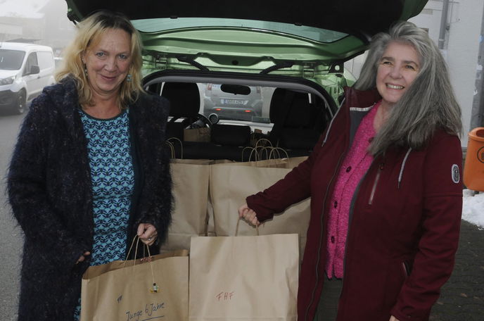 Elke Arnold (rechts) und Brigitte Machnitzke freuen sich über die Geschenke für die Bewohnerinnen des Frauenhauses und deren Kinder.