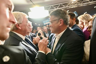 Überglücklich: Boris Rhein und sein Vorgänger Volker Bouffier 