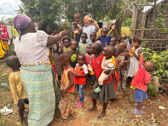 Dr. Davud Faghih-Zadeh beim Besuch im kenianischen Kinondo, wo der Arzt jüngst ein Stück Land erworben hat, auf dem neue Unterkünfte mit Zugang zu Frischwasser und Nahrungsmitteln entstehen sollen.  - Foto: privat