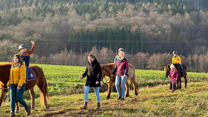 Der Handballer aus der D-Jugend des TVG wollte seinen Herzensklub unbedingt unterstützen und hat gemeinsam mit Freunden und Familie ein Ponyreiten organisiert.