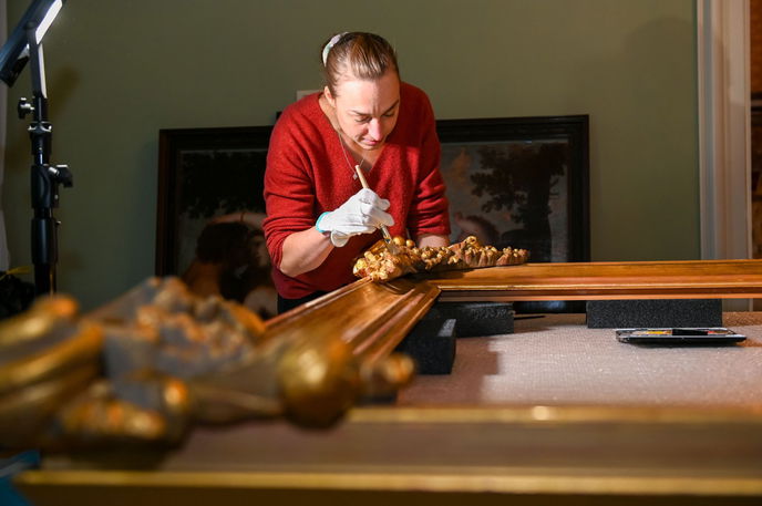 Restauratorin Elisabeth Ursprung bei der Arbeit im Historischen Museum Hanau. 